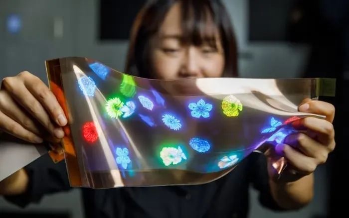 全球首款“可拉伸20%”柔性顯示器！